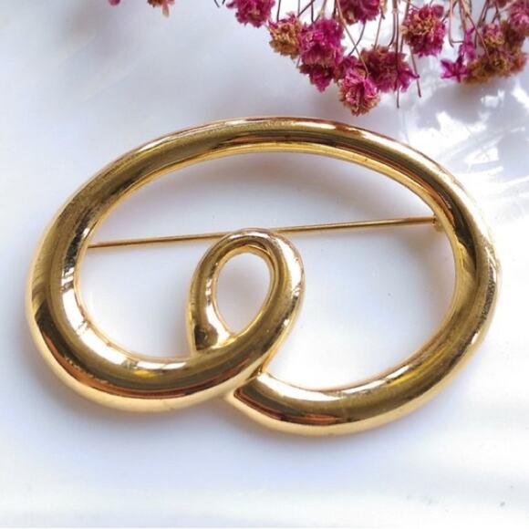 BOGO FREE GOLD TONE VTG PIN BROOCH MONET - Picture 1 of 5